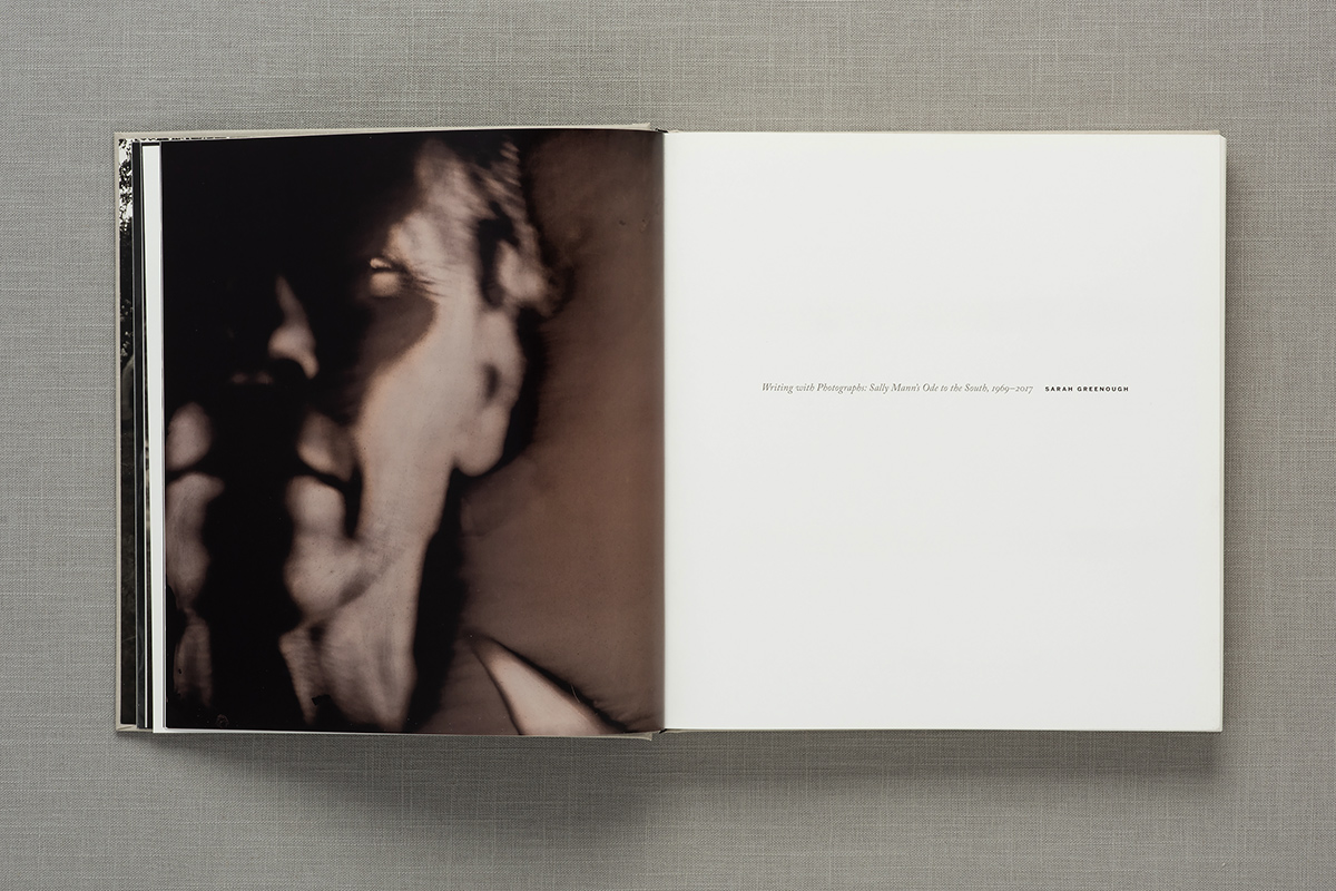 Sally Mann - A Thousand Crossingsフランス語版 Sally Mann: A Thousand Crossings | MONOVISIONS - Black